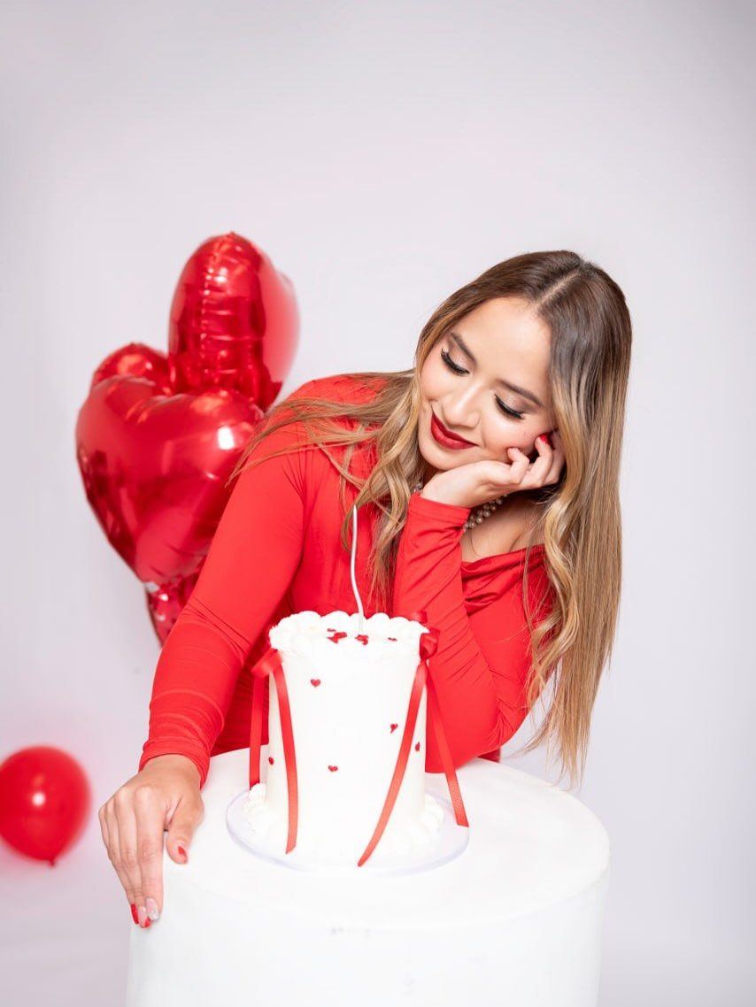 Heart-balloon birthday with a ribboned cake