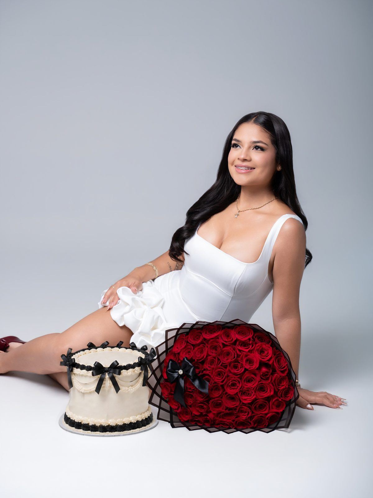 Birthday session with a cake and a bouquet of roses